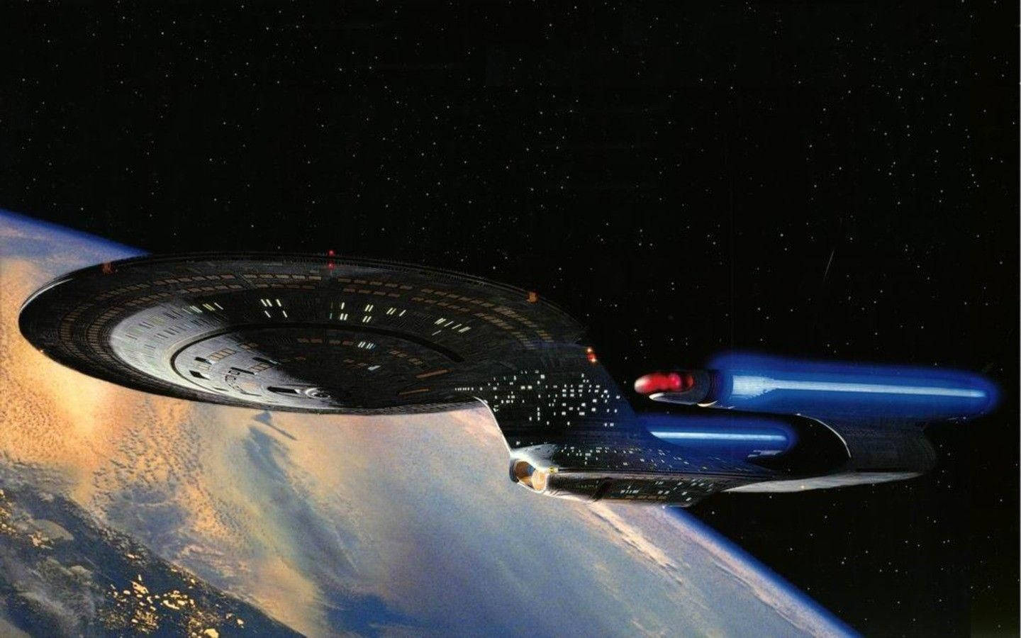 星際迷航企業號星艦飛越地球 壁紙 — 一艘星艦在繁星點點的黑色虛空中，掠過一顆充滿活力的藍色和橙色行星。