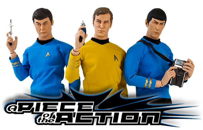 星際迷航動作人偶 壁紙 — 三個穿著藍色和黃色制服嘅Star Trek動作人偶，喺風格化黑白背景前手持標誌性道具。