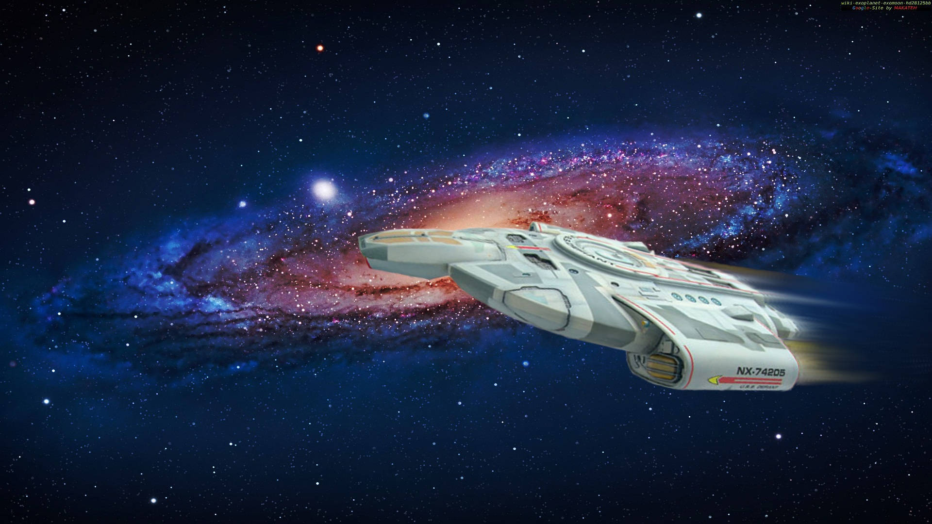 星際迷航星艦 USS Defiant 星際蟲洞 壁紙 — 一艘時尚的星際飛船在充滿旋轉藍色、紅色和星星的充滿活力的宇宙星雲中滑行。