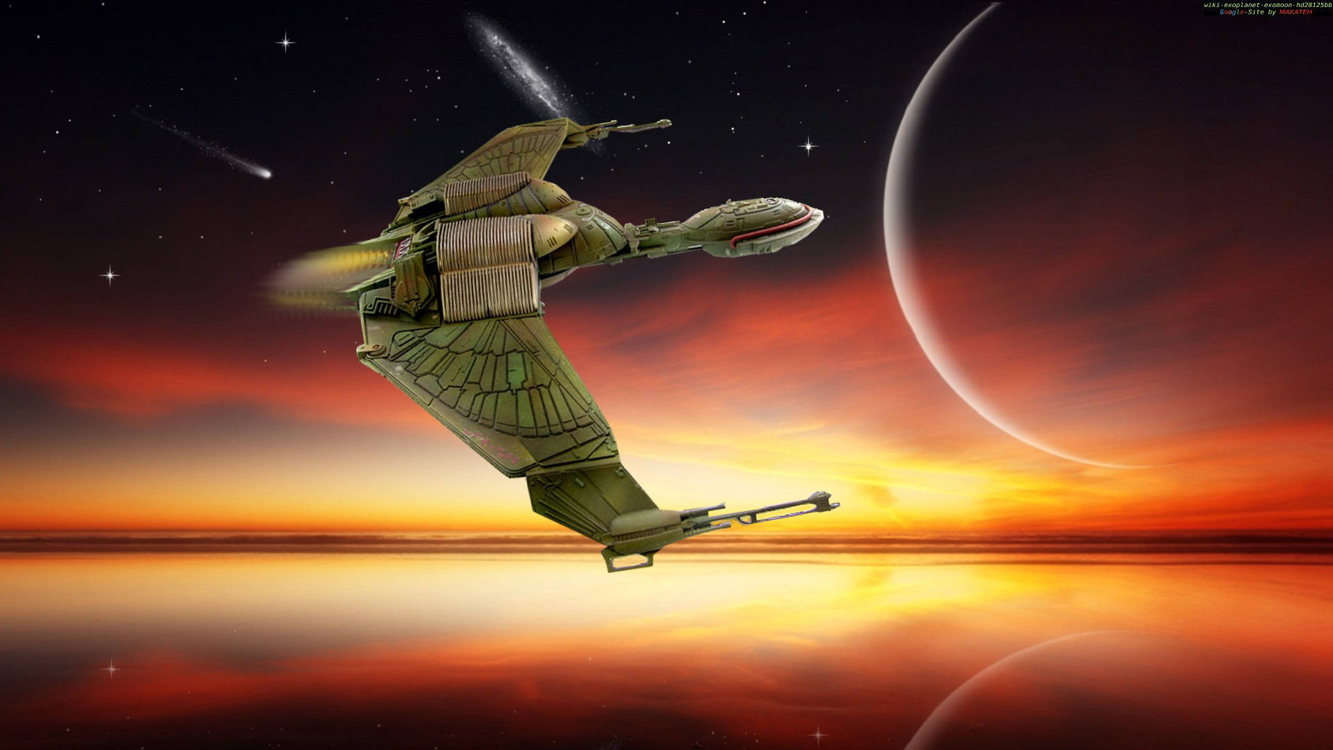 星際迷航星艦 克林貢星艦近日食 壁紙 — 一艘綠色星際飛船在熾熱的外星日落上空翱翔，宇宙天空中有一彎新月和星星。