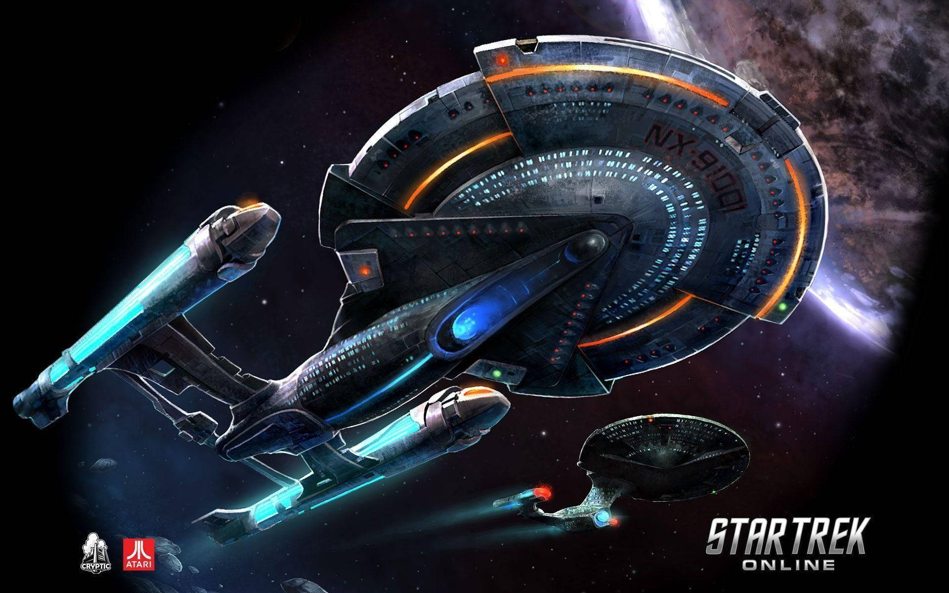 星際迷航線上遊戲NX-9100星艦 壁紙 — 一艘時尚的星際艦隊星艦在宇宙黑暗中滑行，藍色引擎發光，橙色邊緣燈光，背景是繁星點點的星雲。