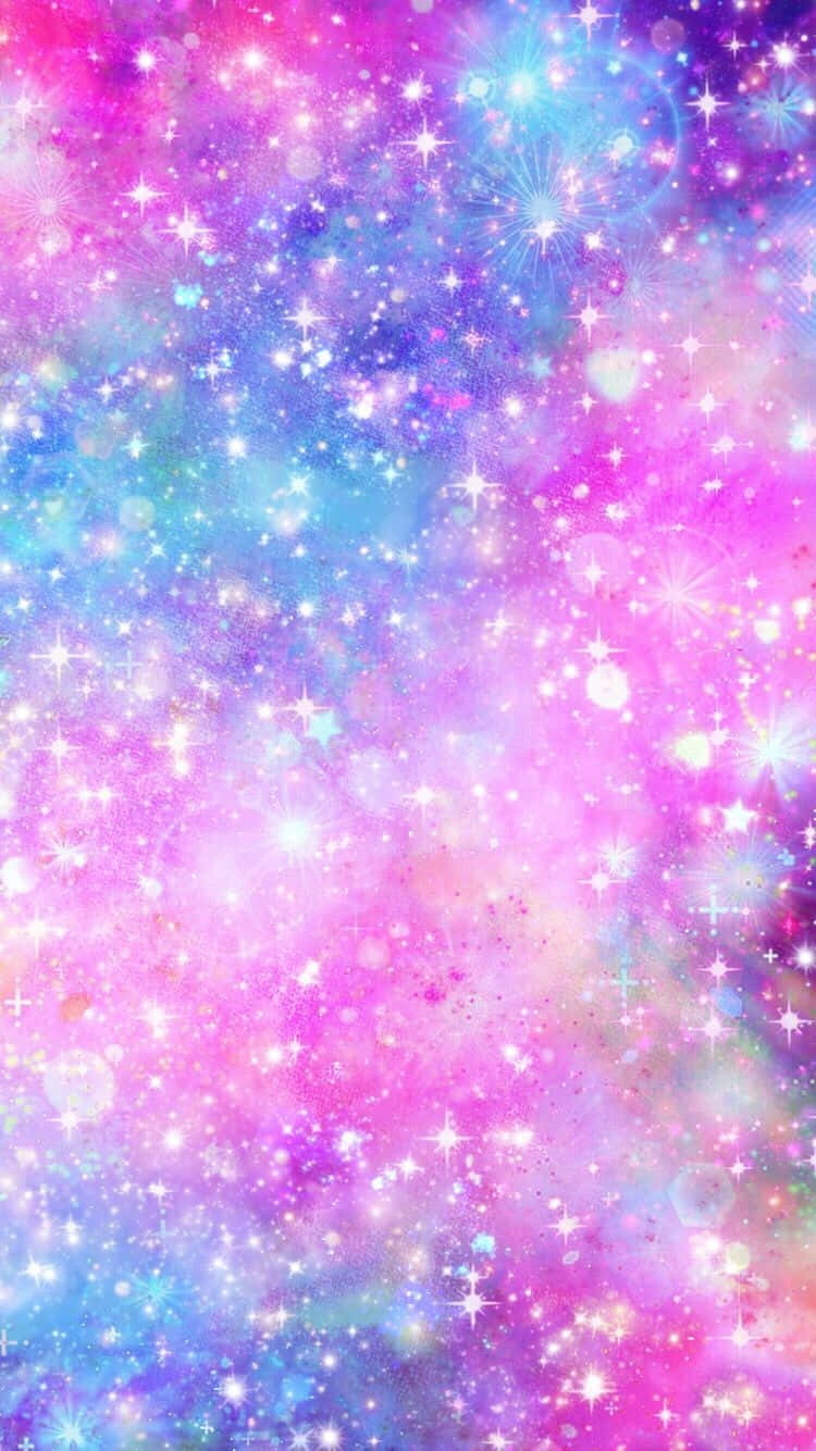 星際間寧靜迷人的夕陽 壁紙 — 一個充滿活力的宇宙星雲，旋轉著粉紅色、藍色和紫色調，點綴著閃爍的星星和發光的球體。