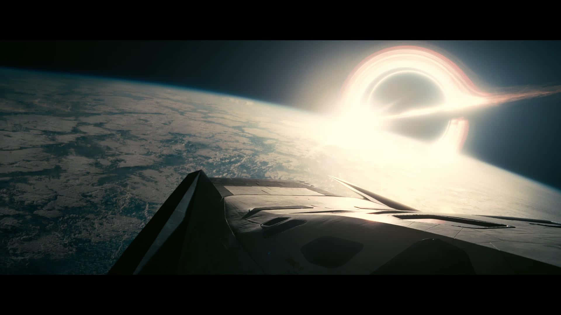 太空船在地球上空的黑洞附近飛行