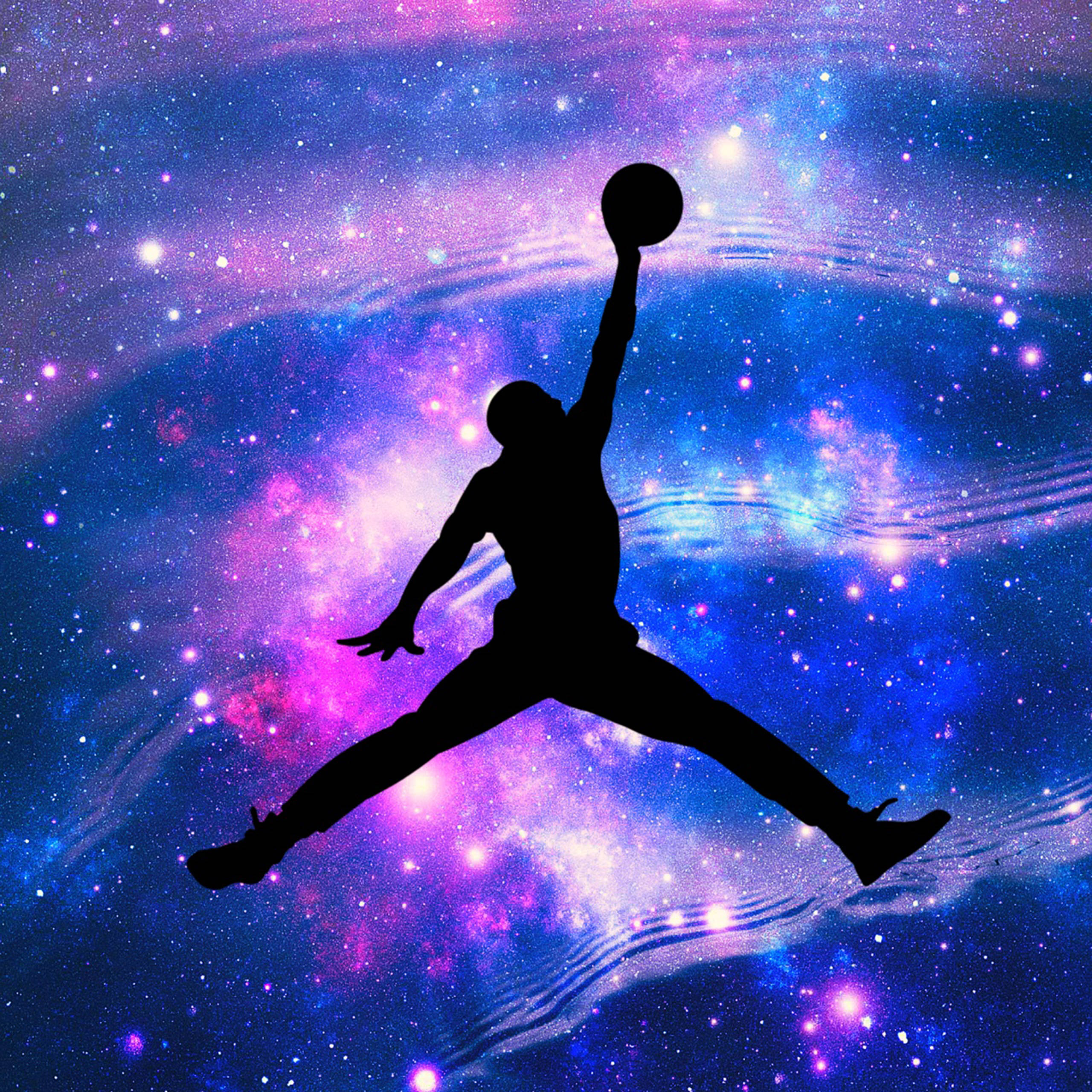 星雲 Air Jordan 標誌 壁紙 — 一個籃球運動員的剪影在紫色、藍色和粉紅色星星旋轉的宇宙星雲中動態跳躍。