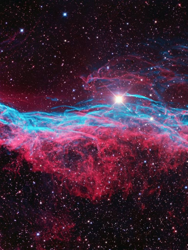 深空中色彩繽紛的宇宙星雲，帶有粉紅色和藍色的雲以及明亮的星星。