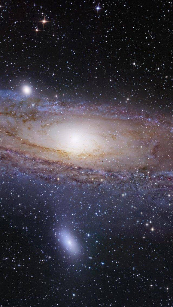 星雲渦旋銀河 iPhone 壁紙 — 一個令人嘆為觀止的螺旋星系，在佈滿閃爍星星的星場中散發著金色和藍色的光芒。