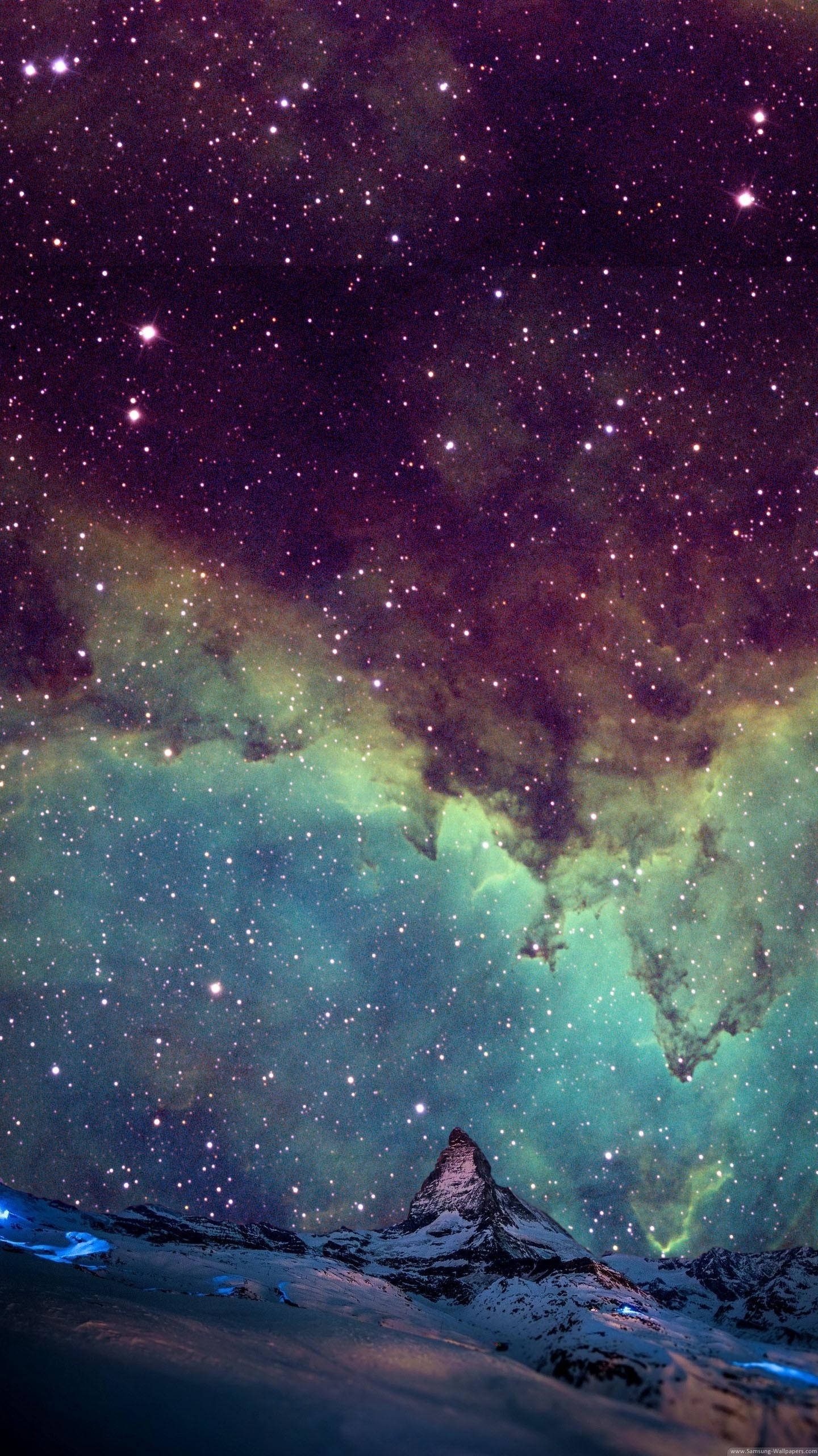 星雲與星系手機壁紙 壁紙 — 白雪覆蓋的山峰在充滿星星和發光綠色星雲的充滿活力的宇宙天空下升起。