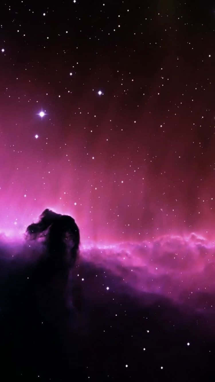 一個宇宙柱輪廓在充滿星星的發光紫色星雲前。