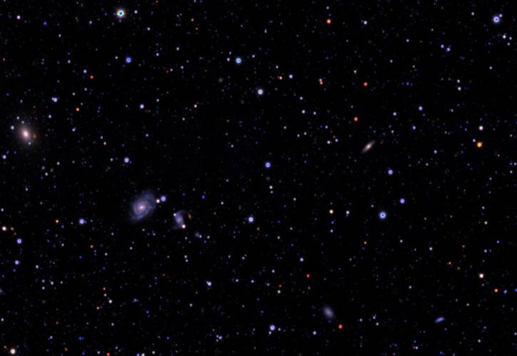 深空充滿在黑暗中閃耀的恆星和星系。