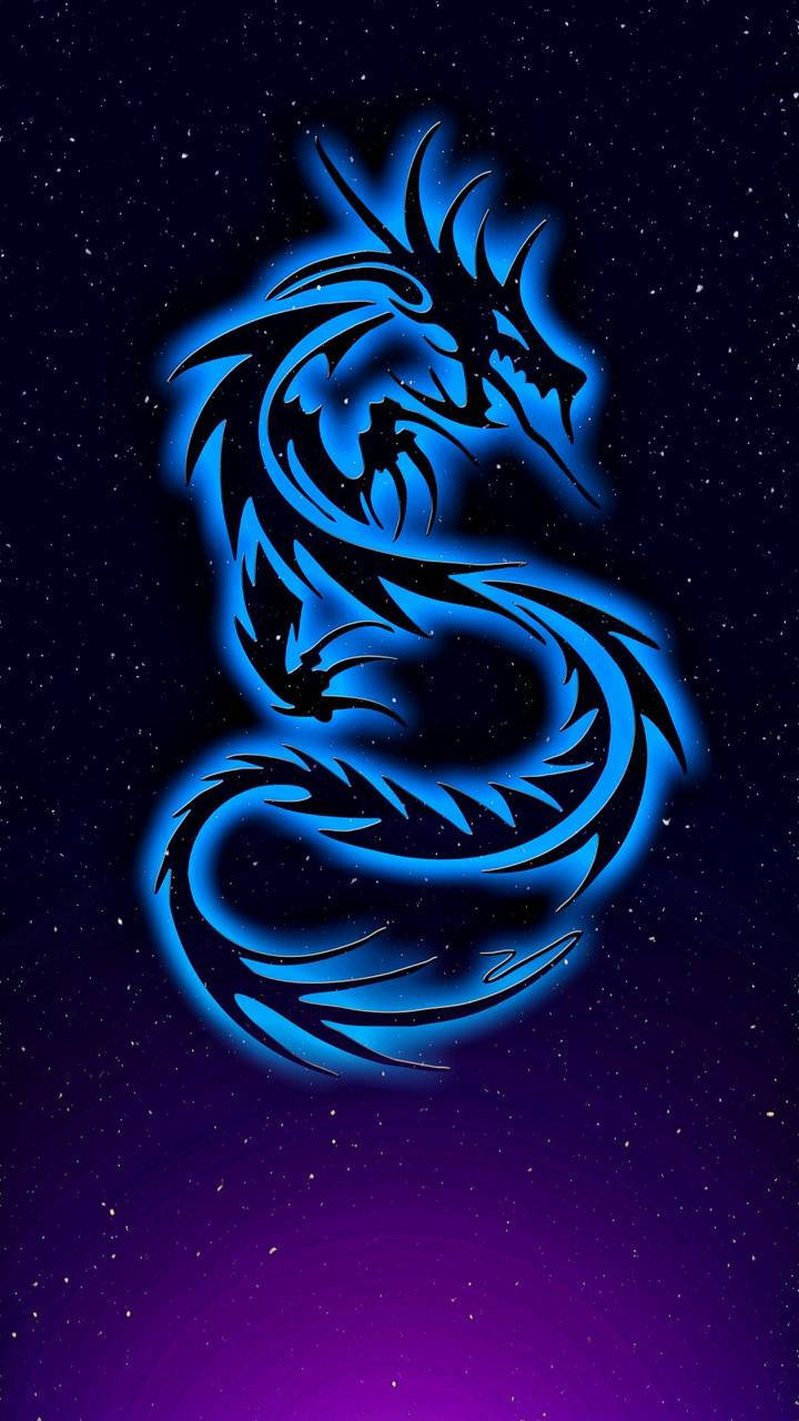星雲龍部落圖騰設計 壁紙 — 一條發光的藍色龍剪影盤繞在從深藍色過渡到紫色的星空夜空上。