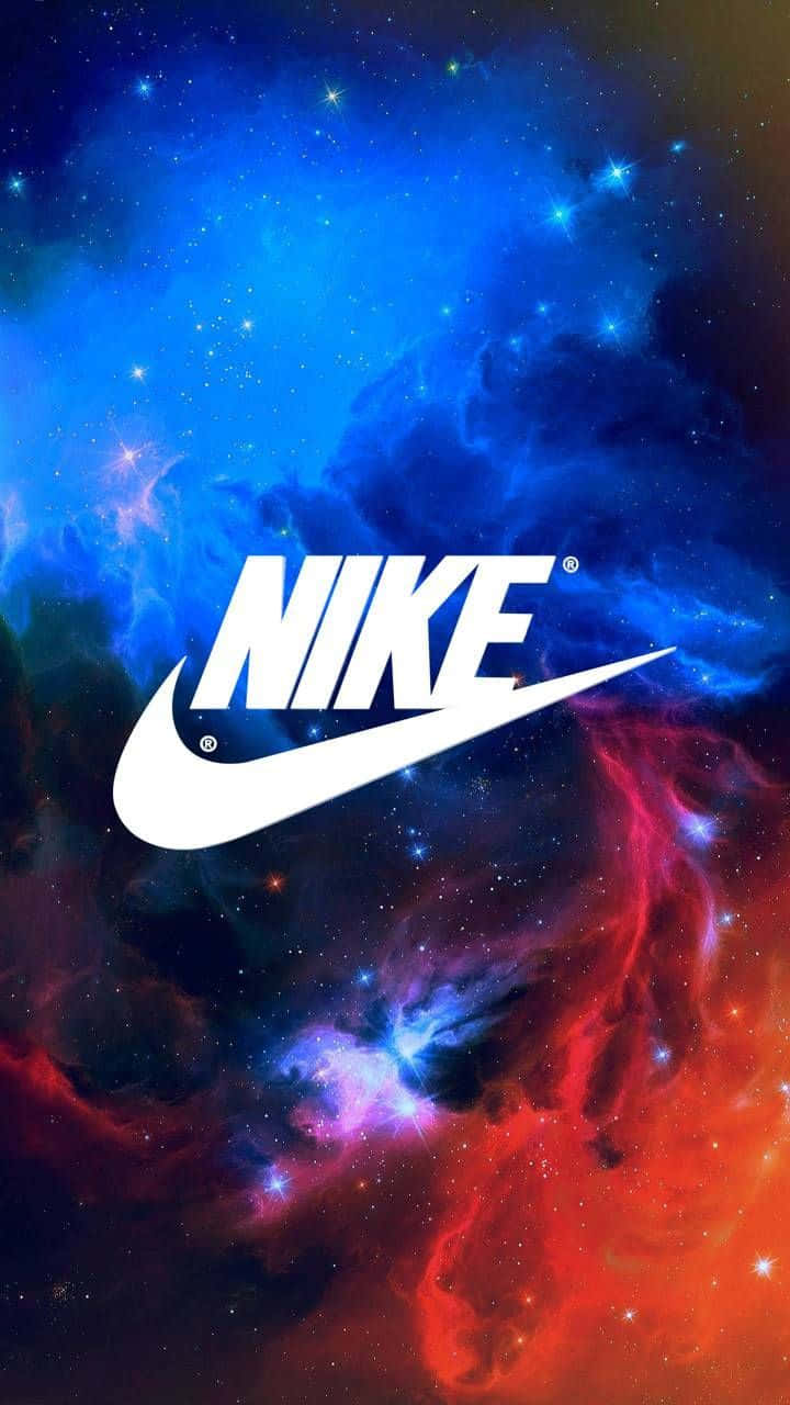 Nike標誌居中在色彩繽紛的星空背景上。
