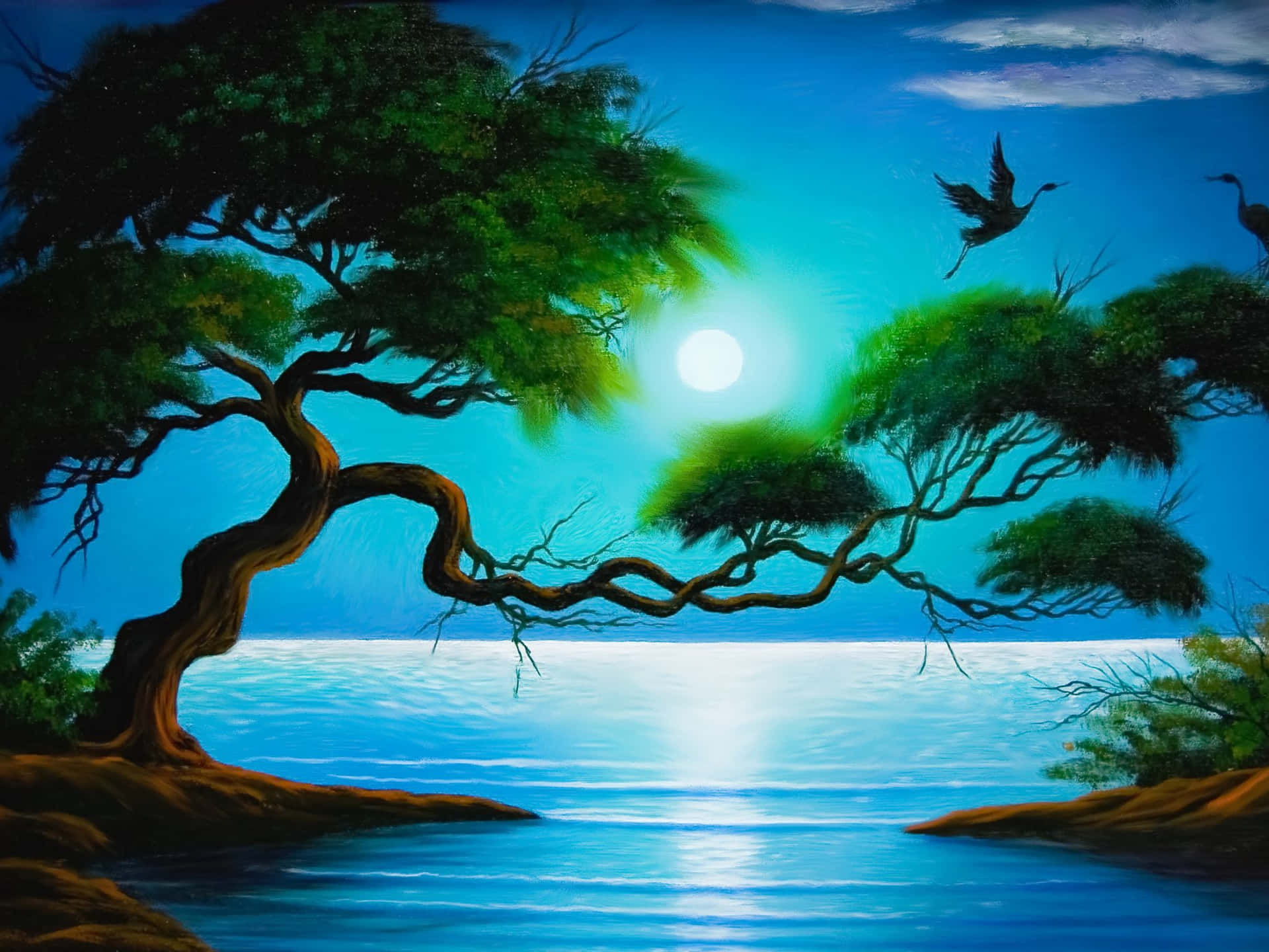 扭曲的樹木框住一輪發光的月亮，映照在平靜的水面上，鳥兒在夜間飛翔。