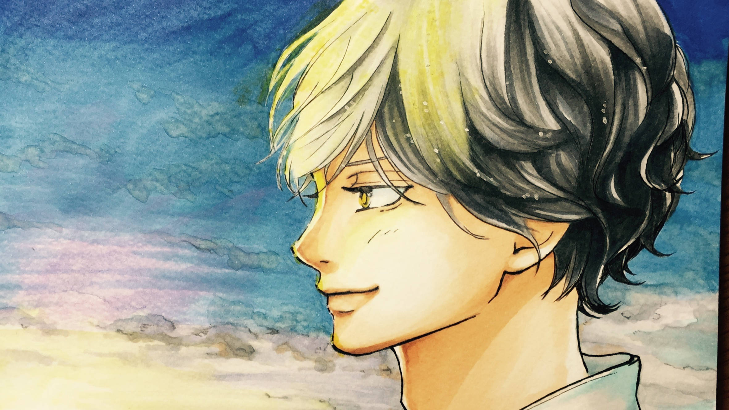 《春日譜》小路的藝術 壁紙 — 動漫男孩，波浪形金髮和灰髮，在夢幻般的暮色天空下，帶著柔和的水彩雲，輕輕微笑。