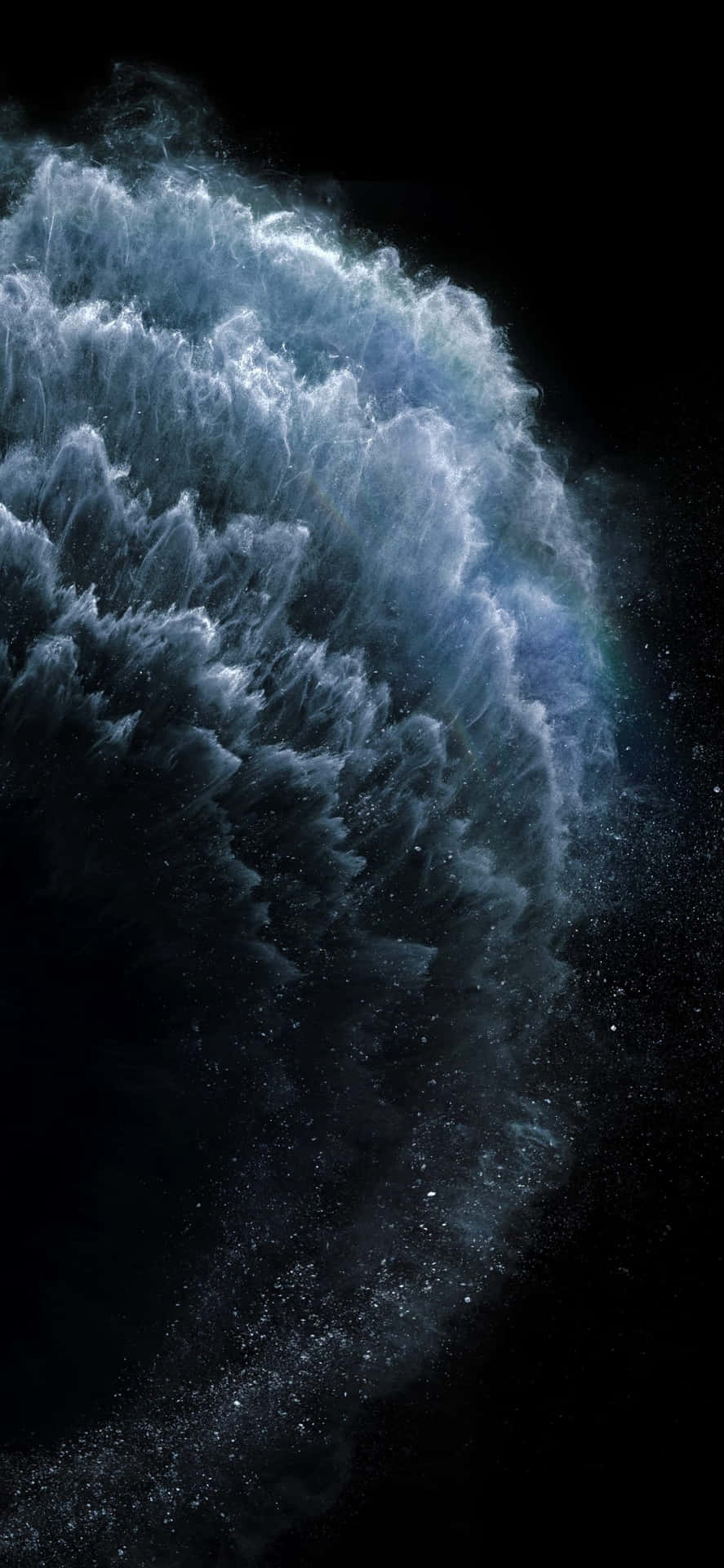 一道巨大的藍色波浪在繁星點點的宇宙虛空中撞擊。