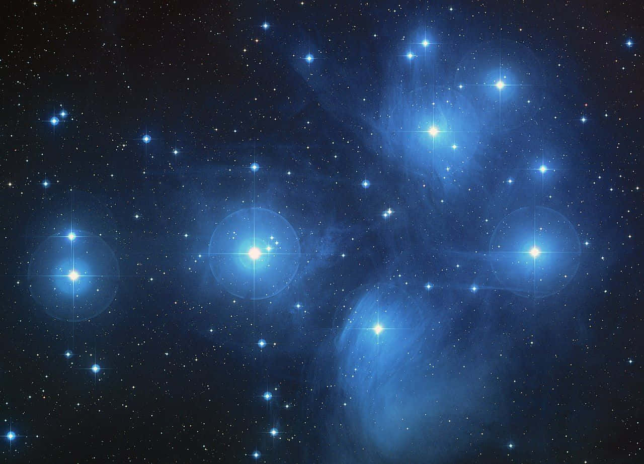 昴宿星團星海圖 壁紙 — 昴宿星團在黑暗宇宙背景下閃耀著燦爛藍色星光的壯麗景觀。