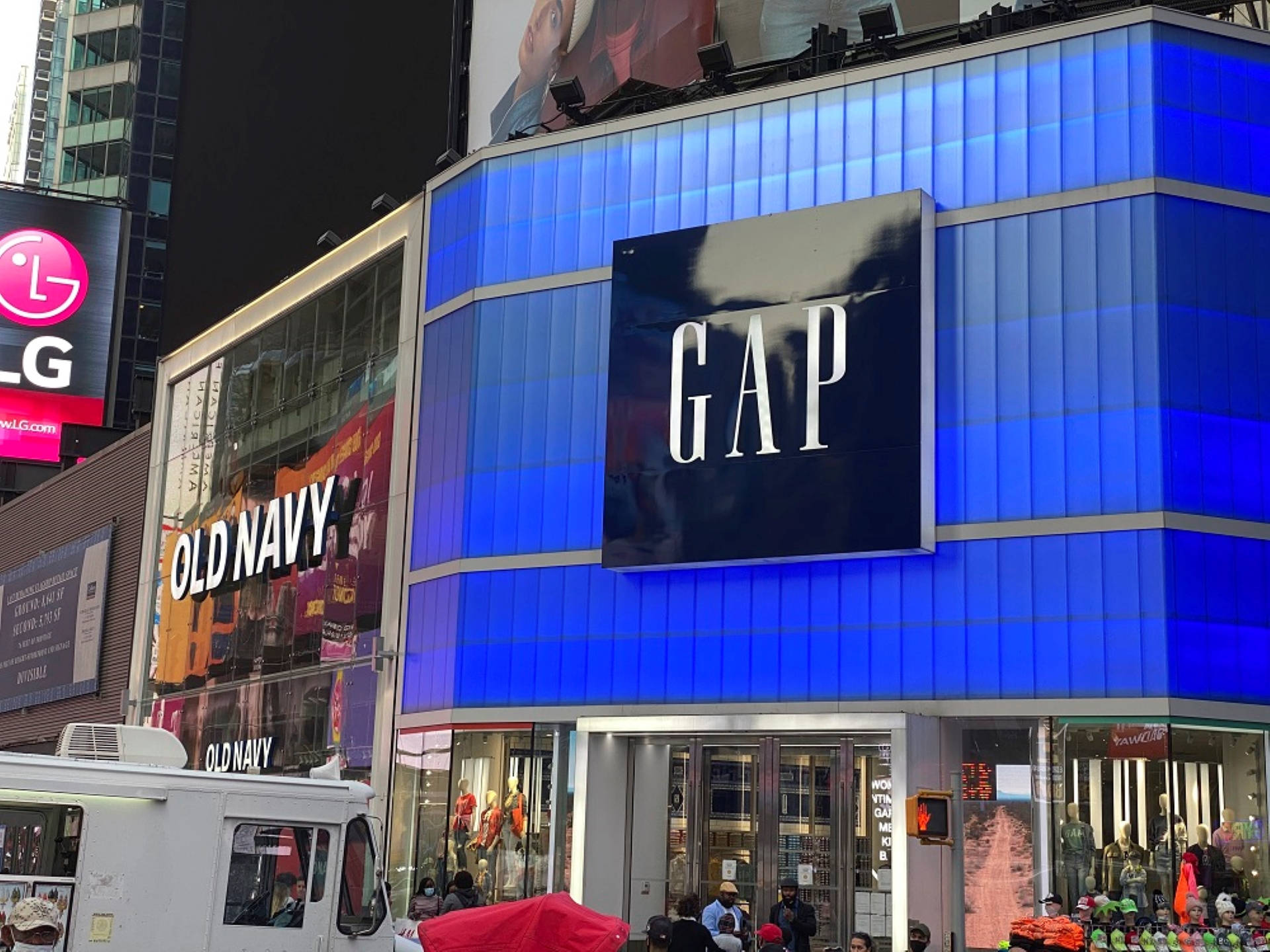 時代廣場Gap店 壁紙 — 時代廣場充滿活力的夜景，特色是發光的藍色GAP商店，以及相鄰的Old Navy和LG廣告牌。