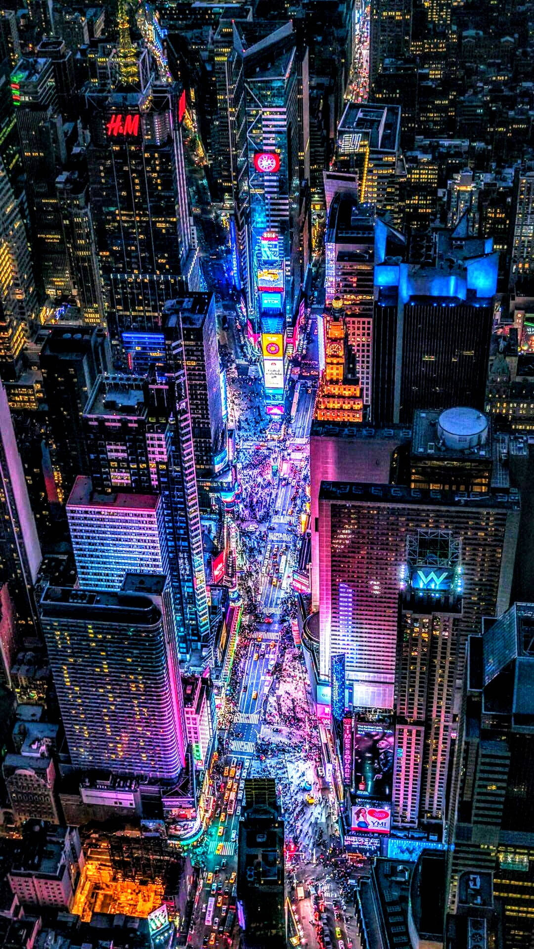 lights 桌布 壁紙 — 時代廣場夜間鳥瞰圖，霓虹燈在高樓大廈和下方繁忙街道上閃爍。