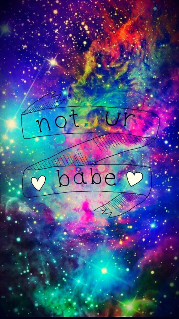 宇宙星雲，帶有彩色雲和星星，並有一個手繪橫幅，上面寫著 not ur babe。