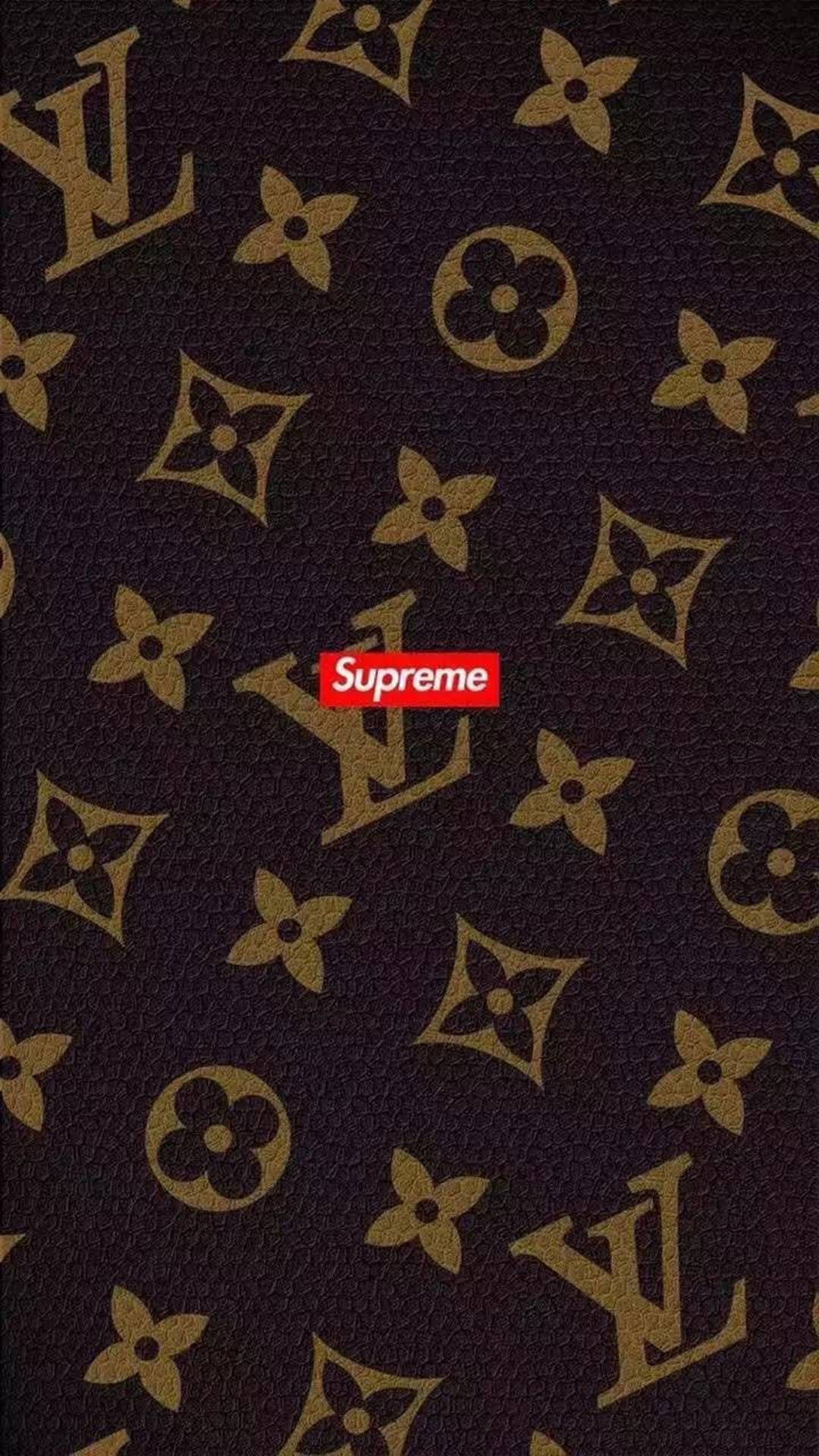 Louis Vuitton 字母圖案，帶有紅色 Supreme 標誌覆蓋。