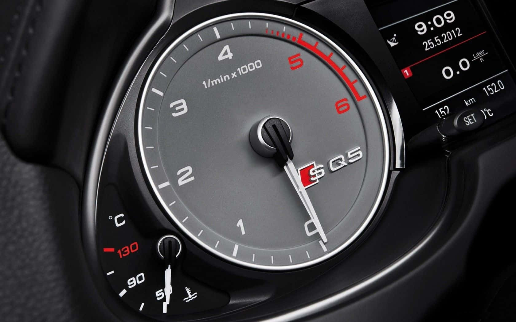 Audi Sq5 桌布 壁紙 — 時尚Audi SQ5轉速錶特寫，指針指向5000rpm，數碼顯示屏顯示9:09。