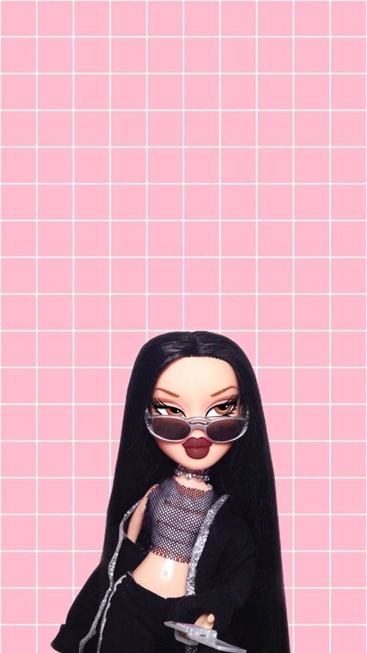 時尚Bratz玩偶展現潮流風 壁紙 — 一個擁有長長黑髮和太陽眼鏡的 Bratz 公仔，在粉紅色網格背景前自信地擺姿勢。