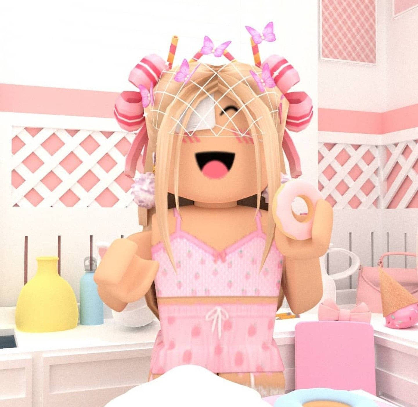 時尚Roblox女孩手持甜甜圈 壁紙 — 一個戴著粉紅色髮飾、拿著冬甩的開心Roblox頭像，在粉彩粉紅色的廚房裡微笑。