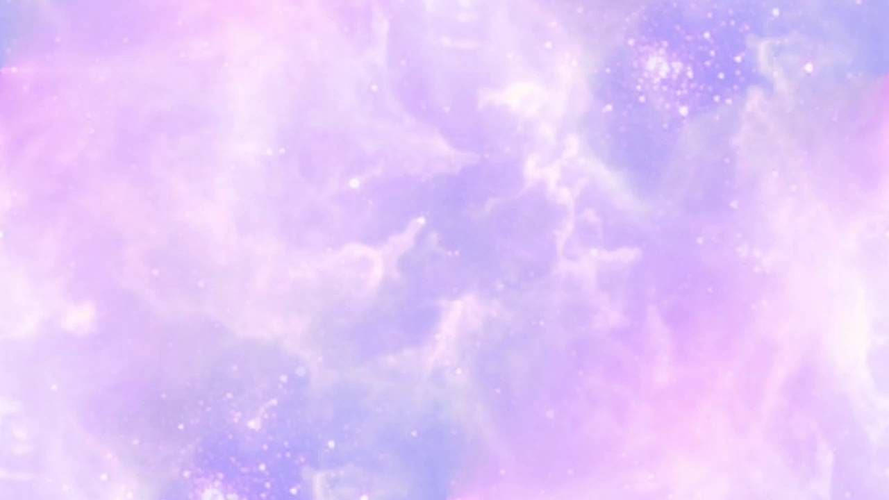 時尚YouTube粉紫雲朵 壁紙 — 柔和的粉紫色和藍色星雲雲朵飄浮，散落著發光的粒子，在夢幻般的宇宙廣袤中。