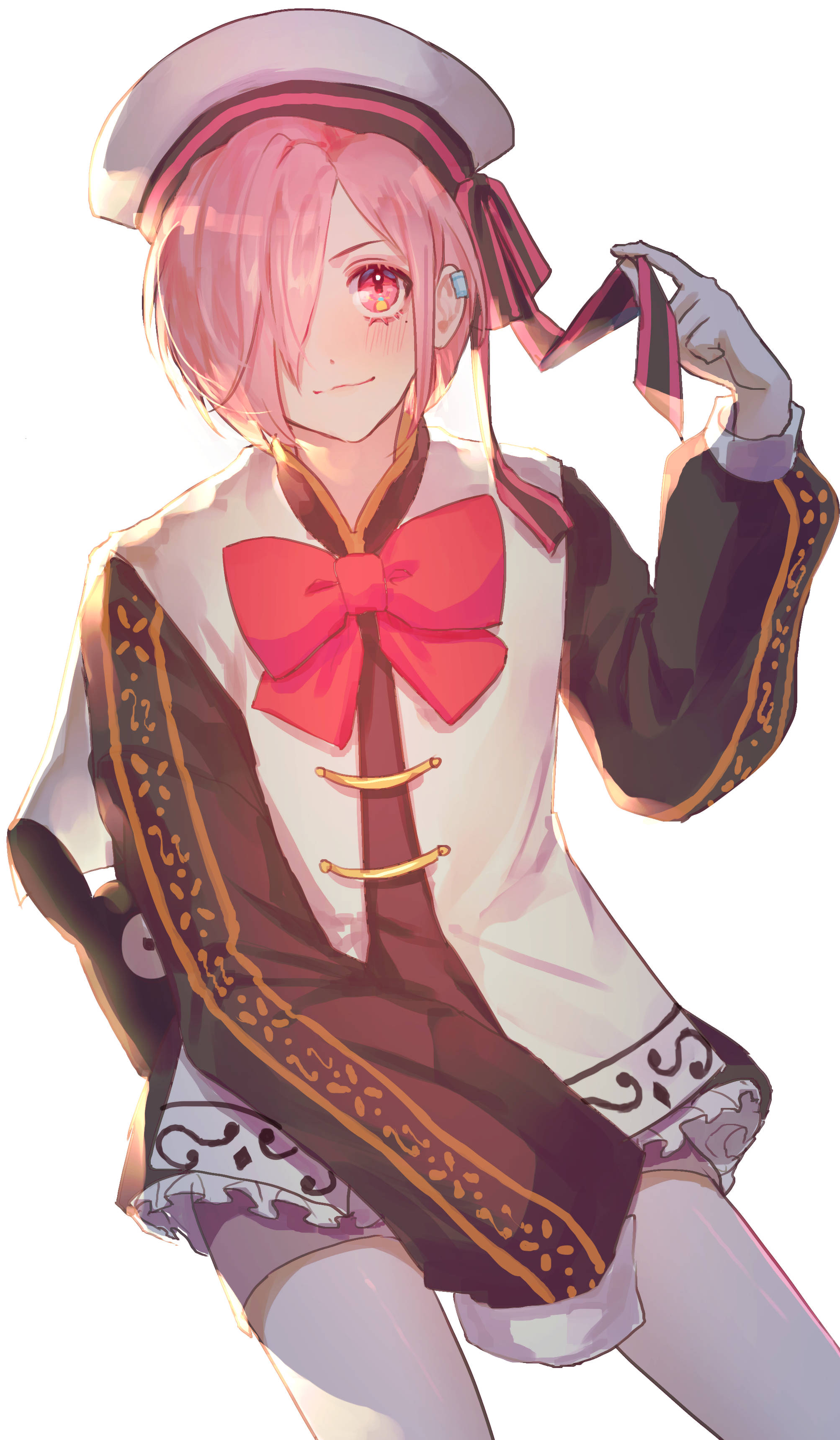 時尚三葉 Sousuke 壁紙 — 一位開朗的動漫女孩，粉紅色頭髮和紅色眼睛，穿著帶有大紅色蝴蝶結的詳細制服，正在調整她的帽子。
