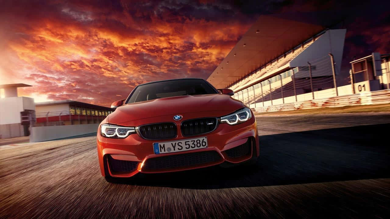 日落時分在賽道上飛馳的紅色BMW M4。