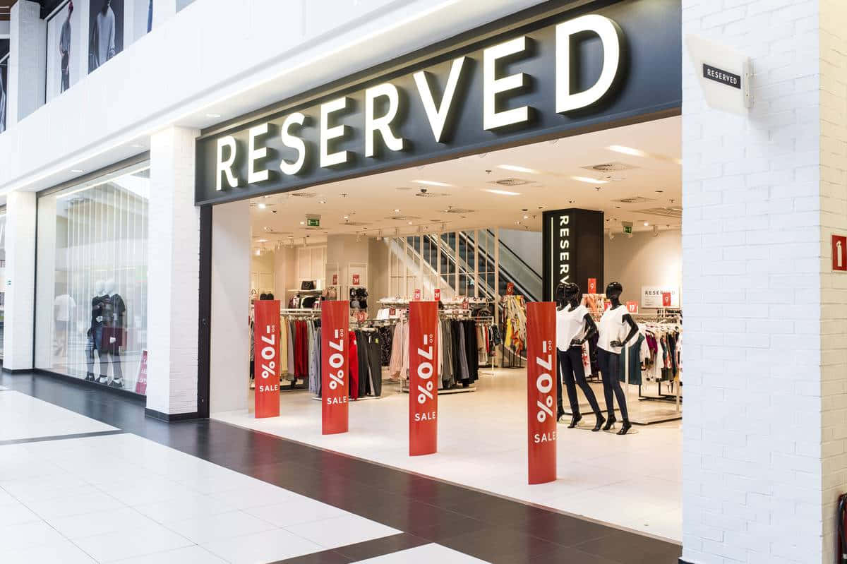購物中心內帶有70%折扣標誌和模特假人的Reserved服裝店。
