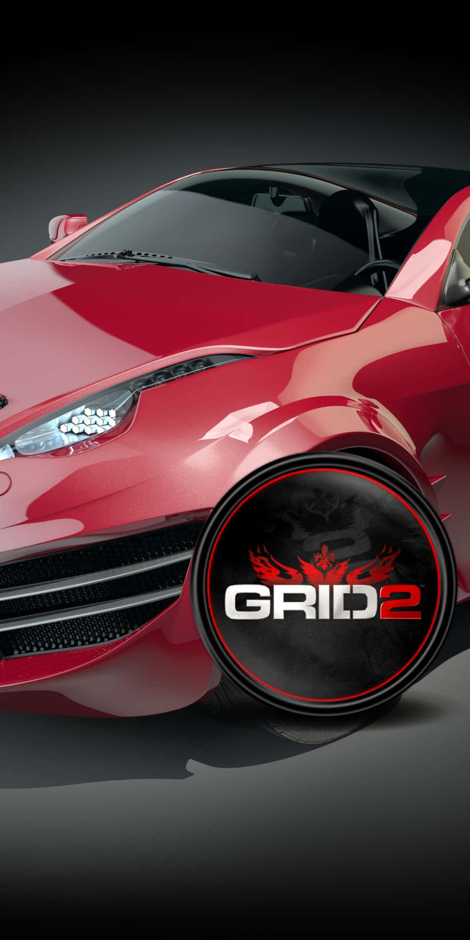 深色工作室環境中，輪子上有GRID 2標誌的紅色跑車。