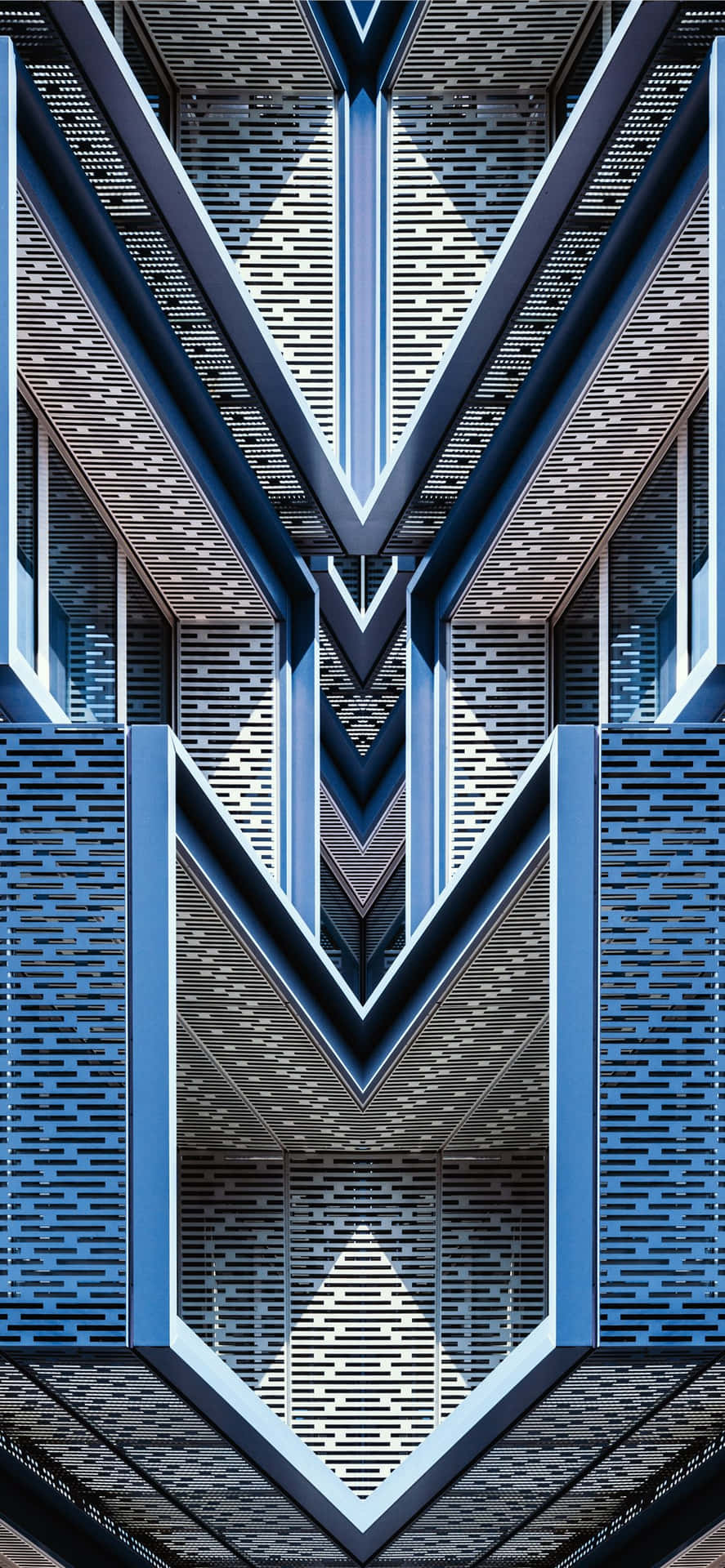 未來主義藍色和銀色幾何建築圖案，帶有重複V形和紋理面板。
