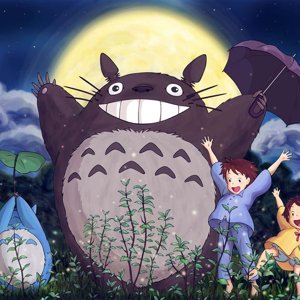 孩子們在滿月下與巨大的龍貓在魔法森林中玩耍的夜晚。