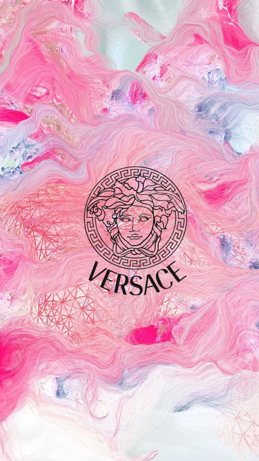 時尚奢華的 Versace iPhone 壁紙 — 充滿活力的粉紅和白色大理石紋背景，中央放置黑色 Versace Medusa 標誌。