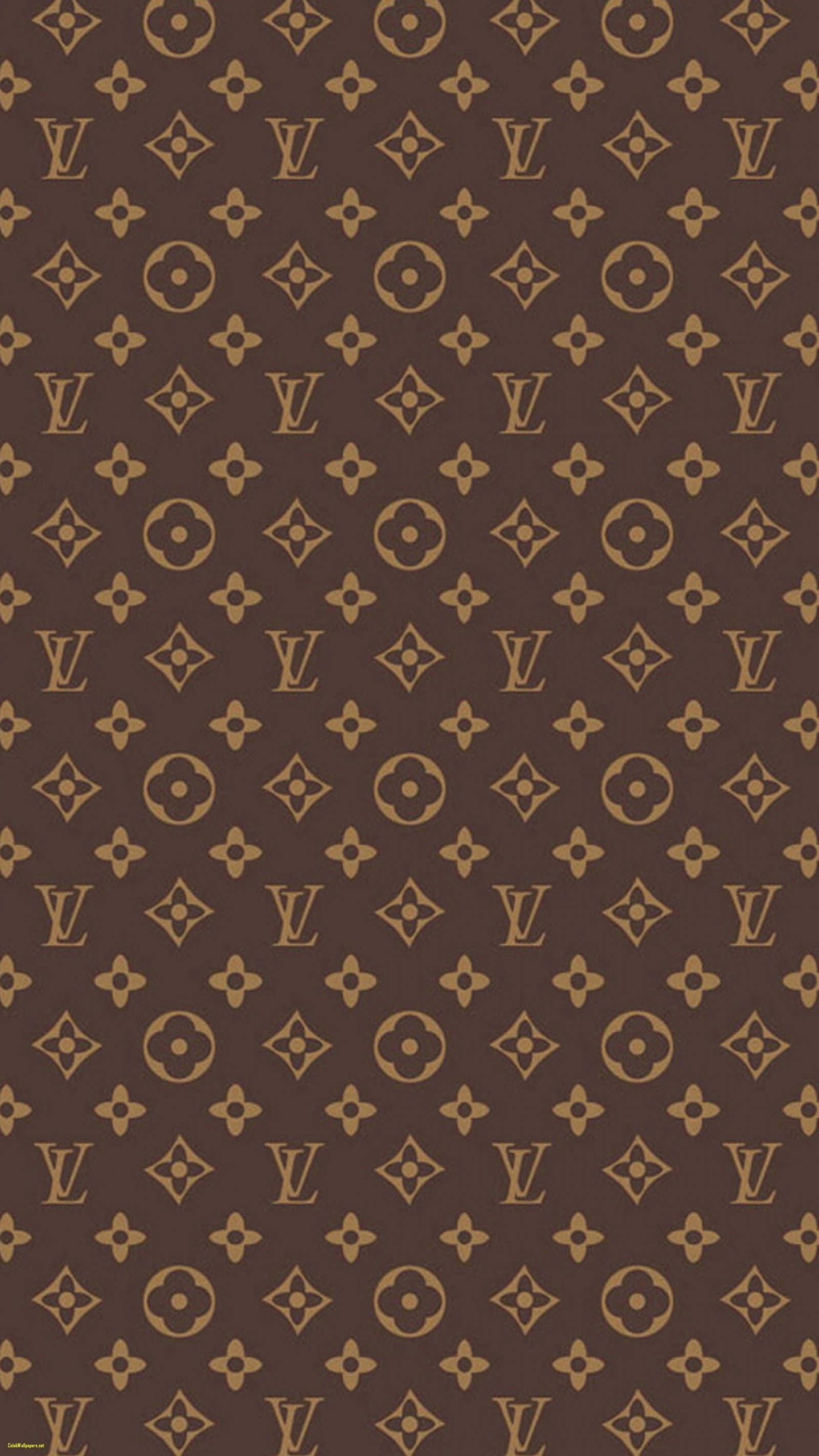 時尚奢華路易威登圖案 壁紙 — 重複的棕色和金色 Louis Vuitton 字母組合圖案覆蓋整個牆紙，展現經典奢華品牌風格。