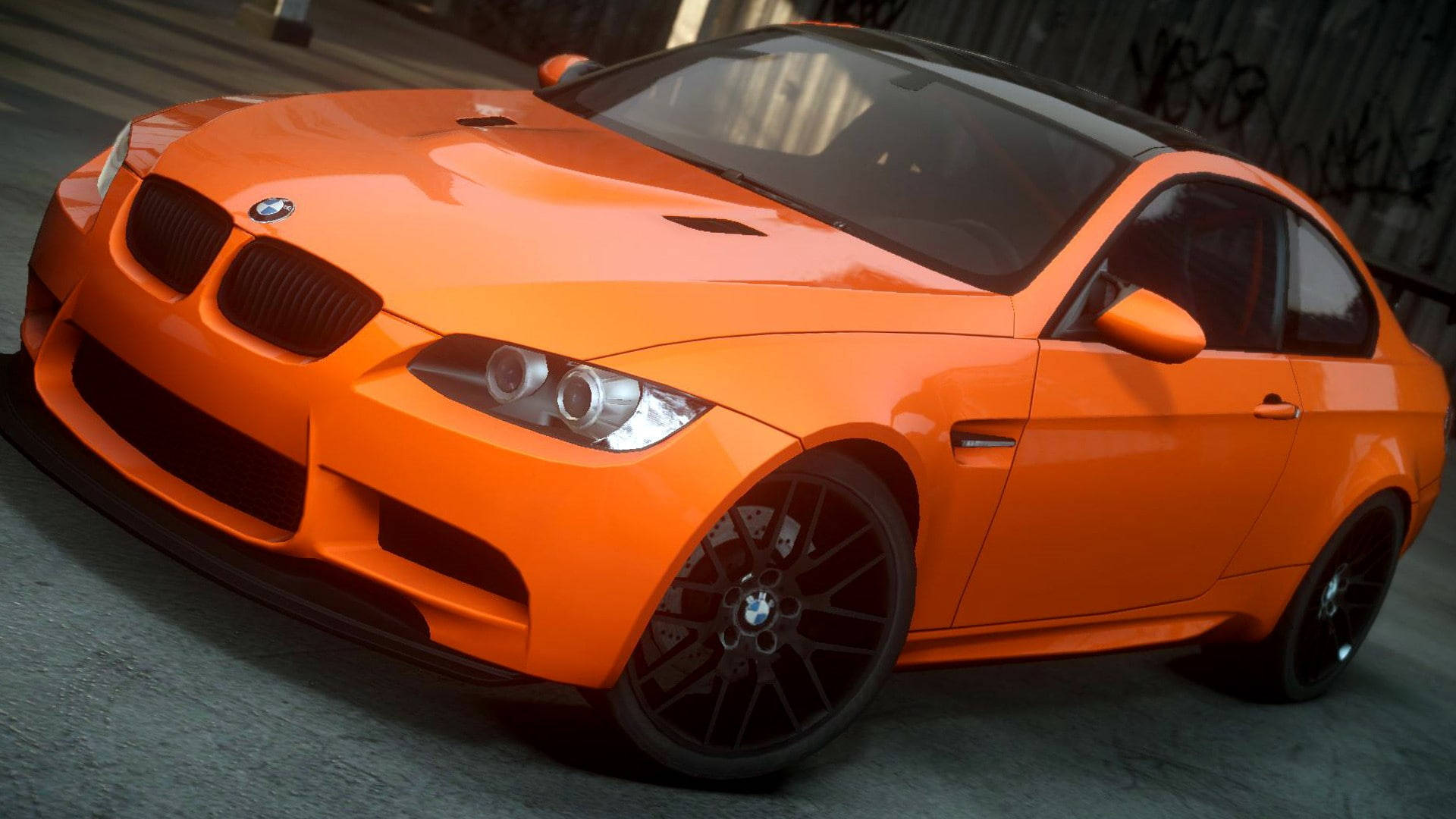 橙色BMW M3跑車停在佈滿塗鴉的城市街道上。