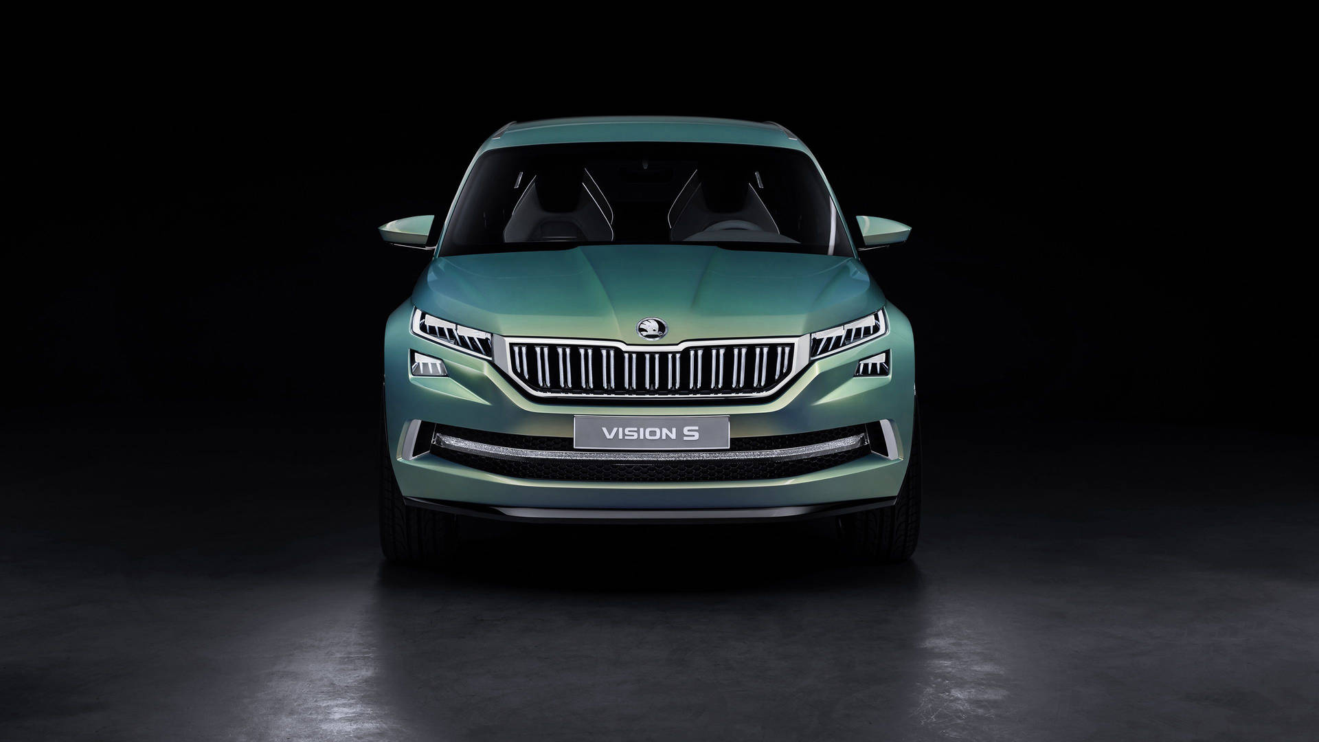 黑色背景下，攝影棚燈光中的青色Skoda Vision S概念SUV。
