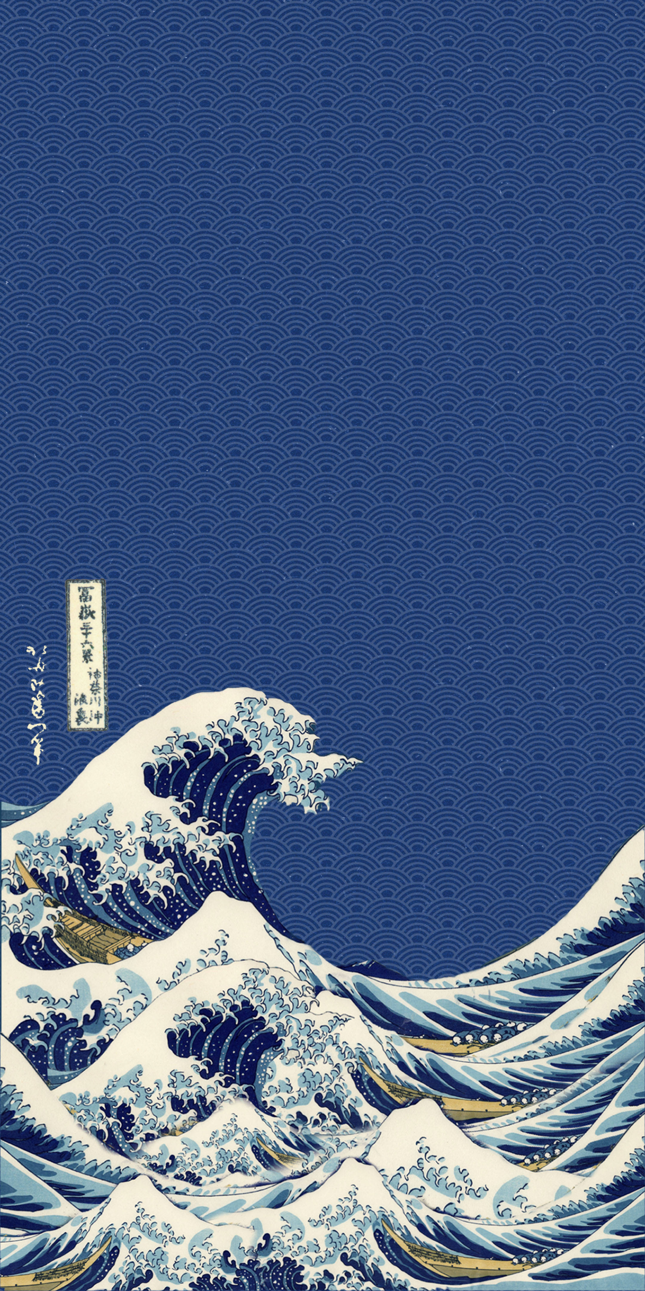 時尚日式海浪 壁紙 — 一道高聳的藍白相間的波浪，在經典的日本木版畫風格中，撞擊著圖案化的海洋背景。