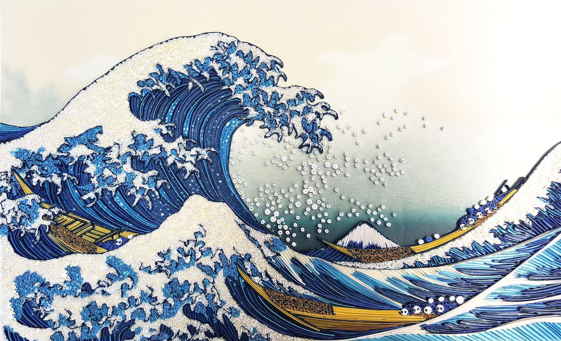 時尚日式海浪藝術 壁紙 — 一道高聳的藍色巨浪拍打著小船，遠處的富士山以經典的日本木版畫風格呈現。
