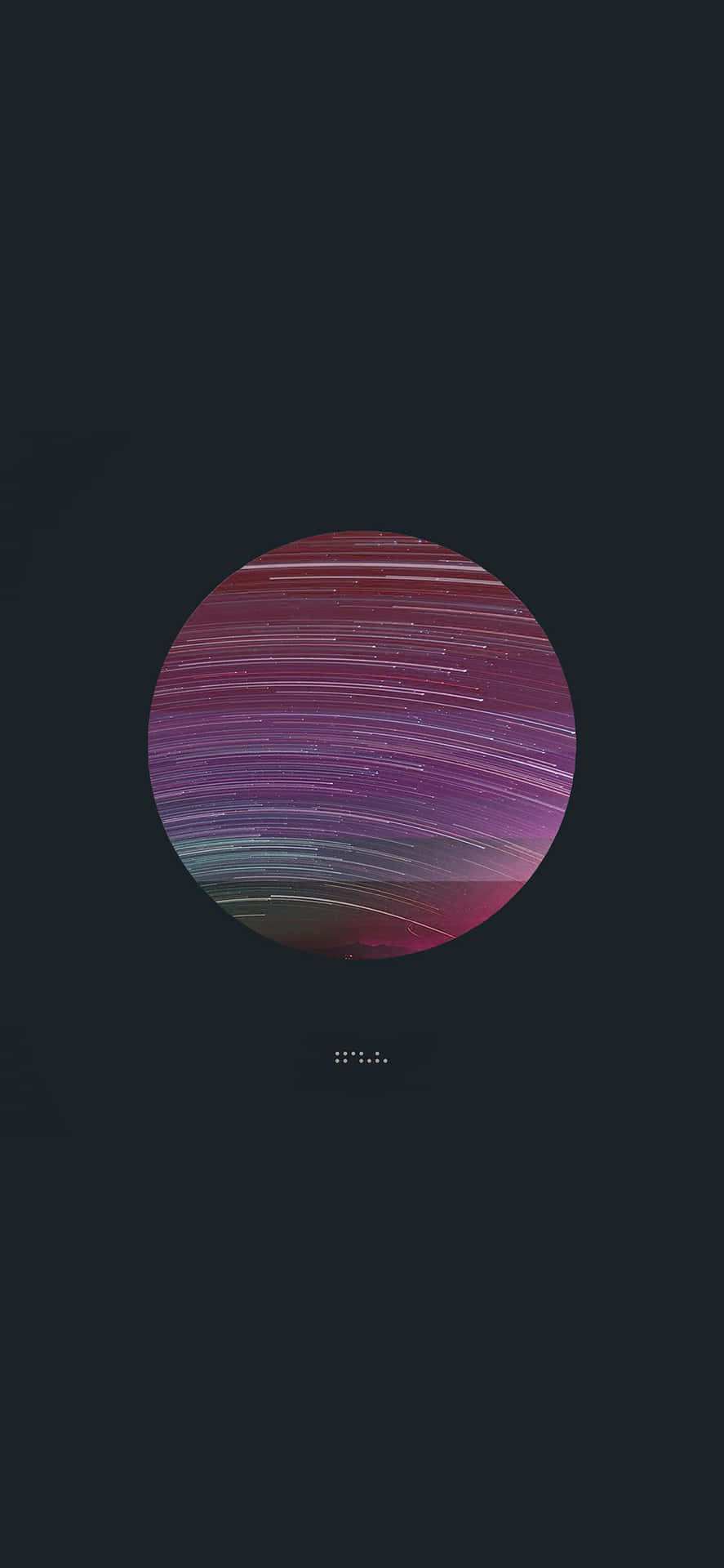 在黑暗背景下，太空中彩色星軌的圓形視圖。