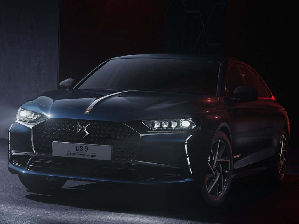 Ds Automobiles 桌布 壁紙 — 時尚深藍色DS 9 Performance Line房車在戲劇性的工作室燈光下閃耀，紅色點綴突顯其現代曲線。