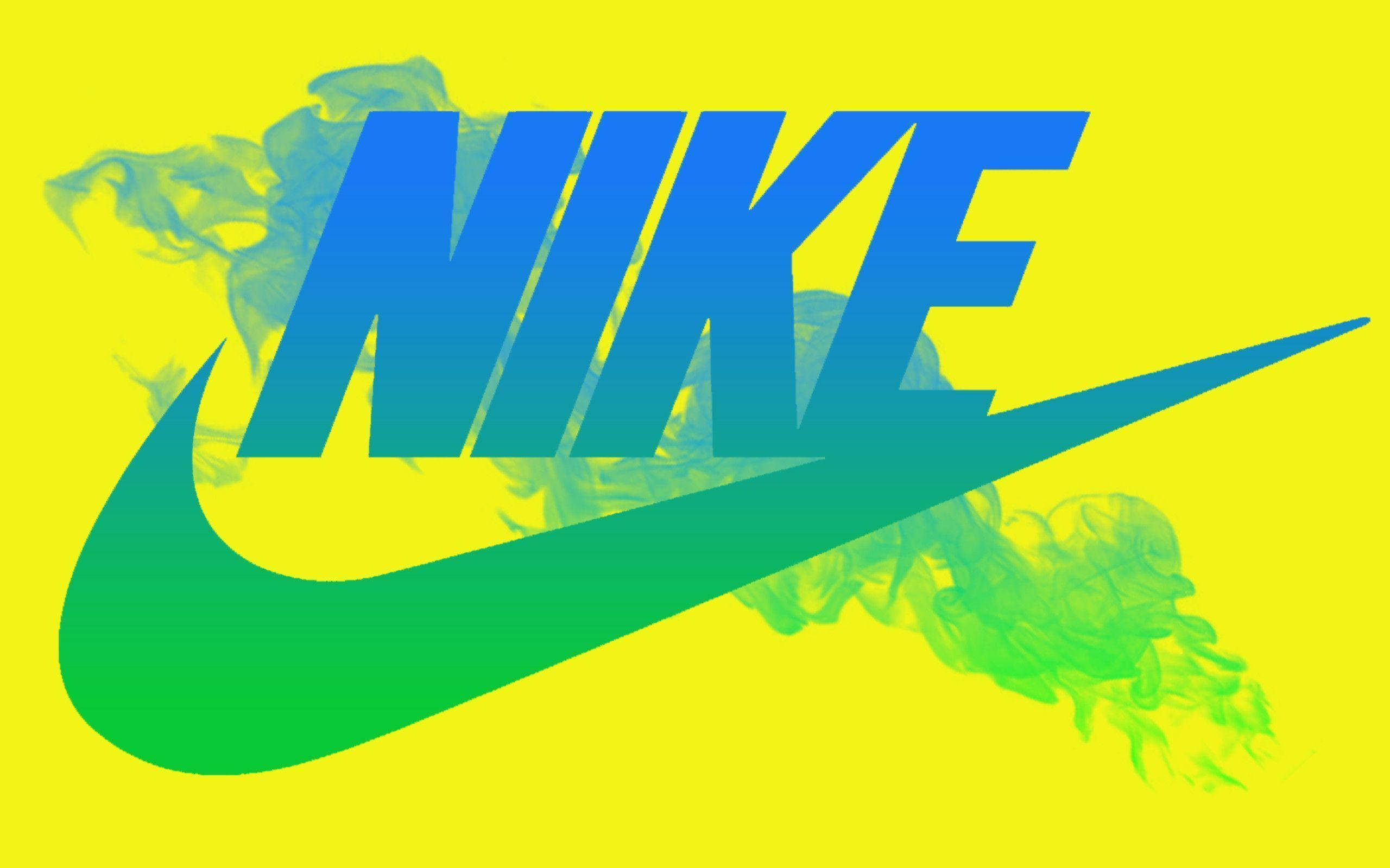 時尚漸層耐克標誌 壁紙 — 大膽的Nike標誌，帶有漸變藍綠色勾號，襯托充滿活力的黃色背景，並帶有煙霧綠色點綴。
