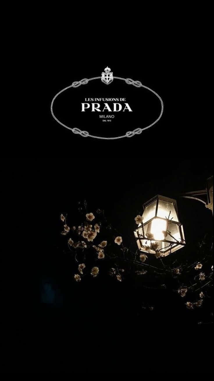 時尚潮流：Prada手袋為時尚與優雅人士打造 壁紙 — 一盞發光的燈籠在Prada標誌下照亮了黑色夜空中的精緻花朵。