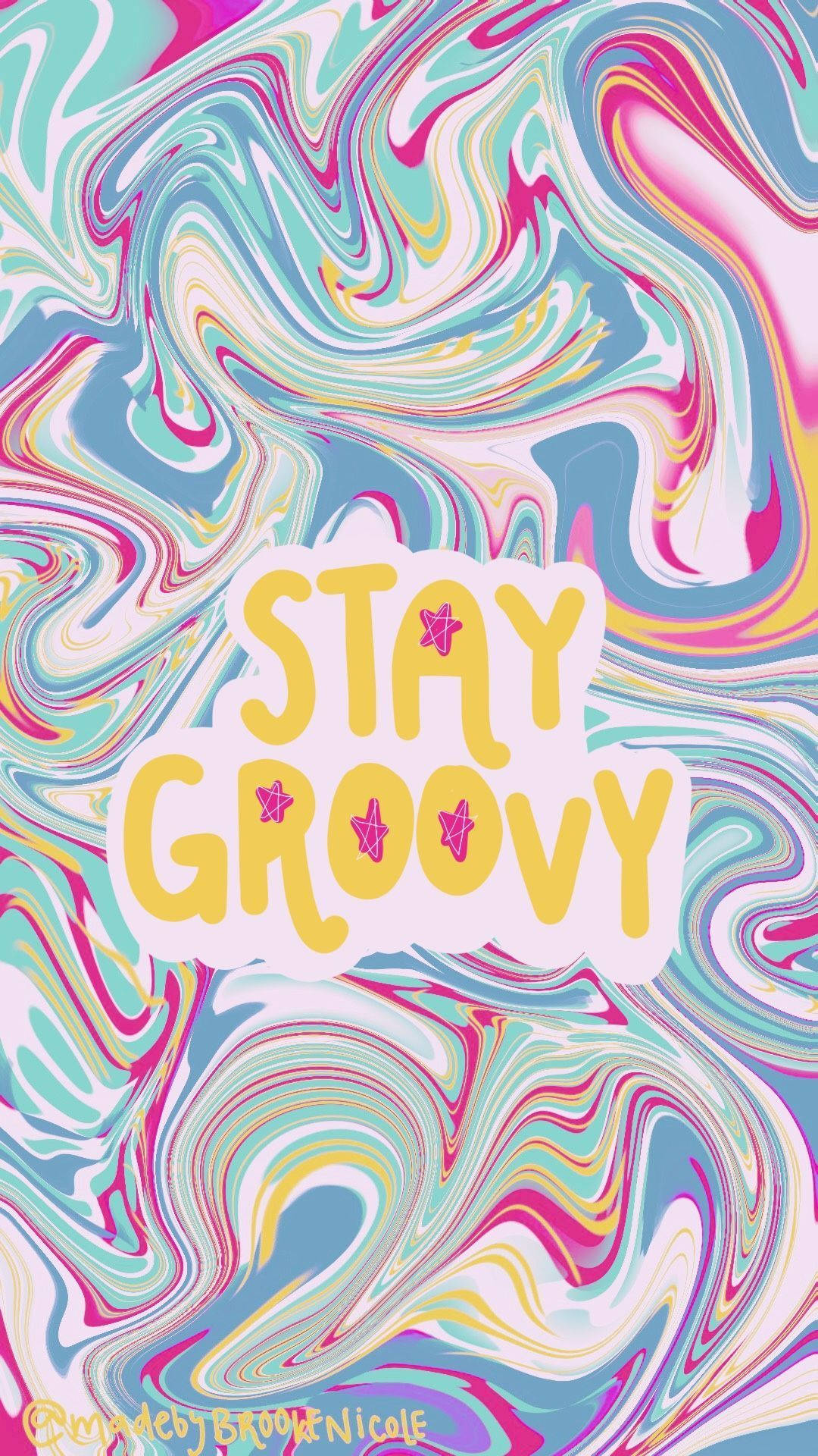 在漩渦彩虹迷幻背景上的粗體黃色「STAY GROOVY」文字。