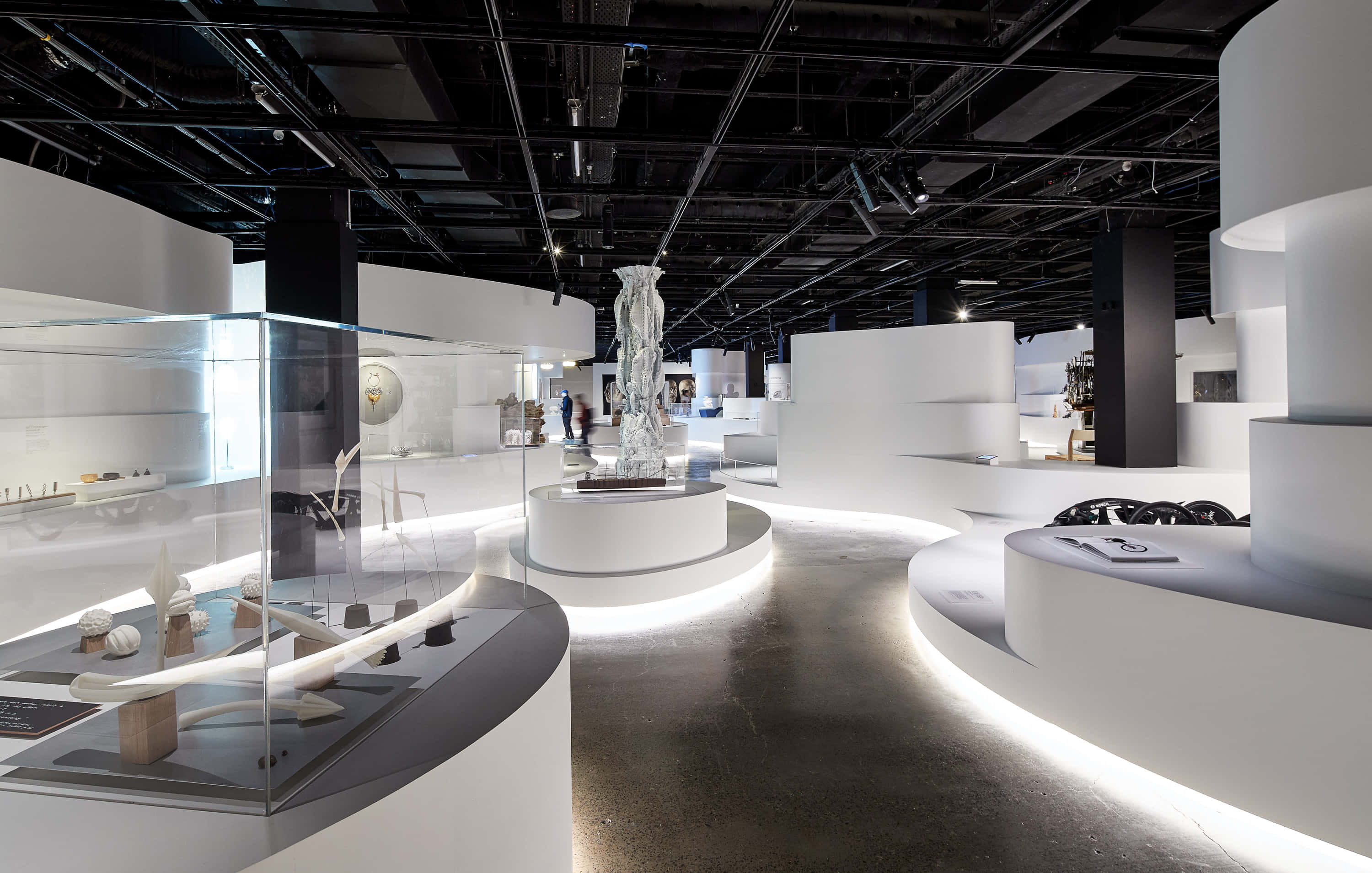 Exhibition 桌布 壁紙 — 時尚現代博物館畫廊，白色弧形顯示屏在黑色天花燈下發光。