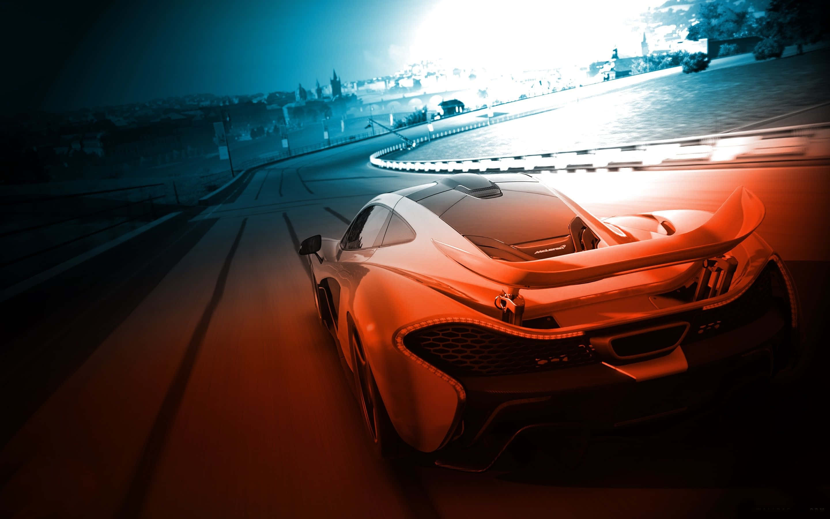 時尚現代汽車展示 壁紙 — 一輛時尚的橙色跑車在夜間奔馳於蜿蜒的道路上，道路被閃爍的燈光和遠處的城市景觀照亮。