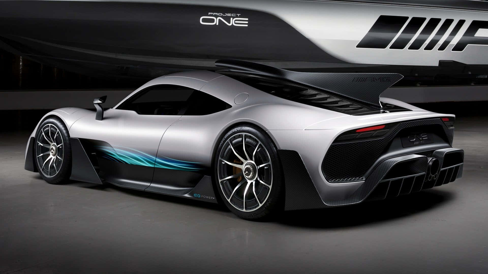 在攝影棚環境中，帶有藍色裝飾的銀色 Mercedes-AMG Project One 超跑。