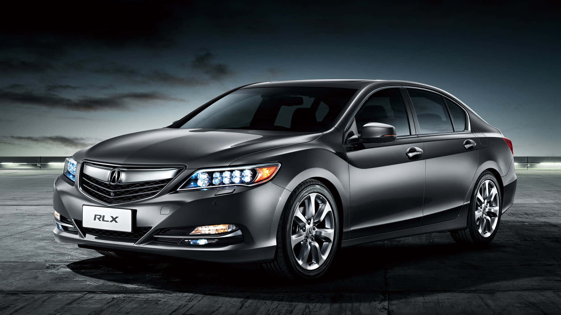 Acura Rlx 桌布 壁紙 — 時尚的啞光灰色Acura RLX轎車在戲劇性的攝影棚燈光下，以陰暗多雲的天空為背景閃閃發光。