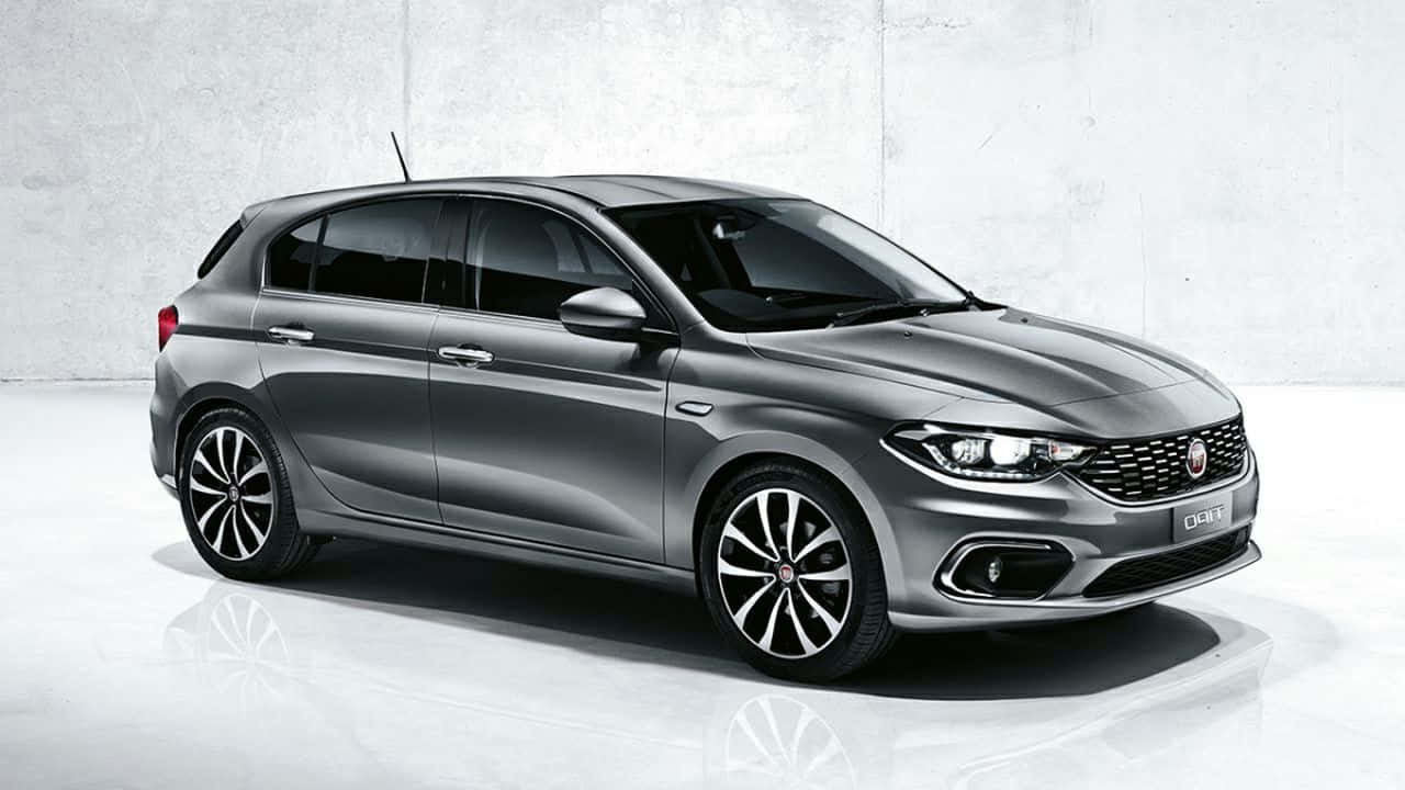 Fiat Tipo 桌布 壁紙 — 時尚的銀色 Fiat Tipo 掀背車在簡約混凝土背景下於攝影棚燈光下閃閃發光。