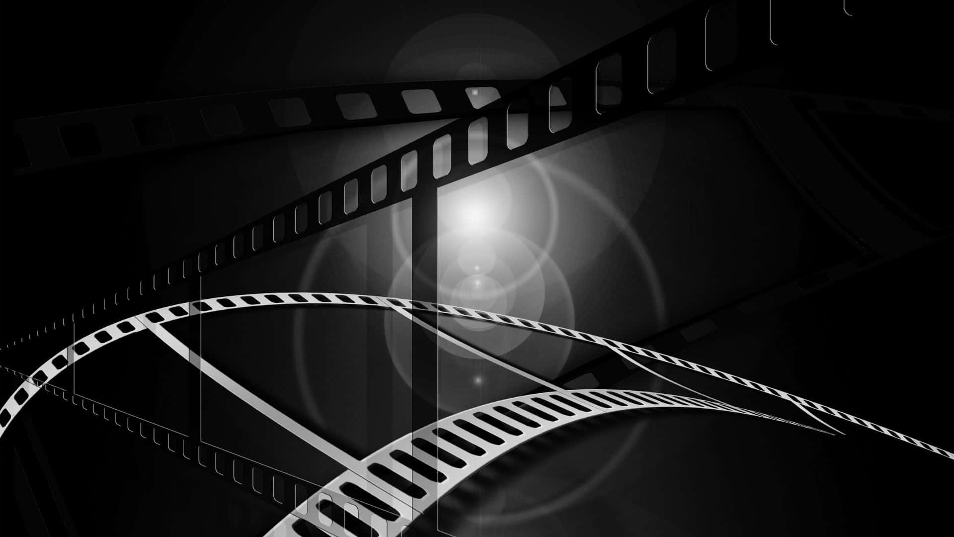 Black And White Movie 桌布 壁紙 — 時尚的銀色菲林條在黑暗背景下動態彎曲，帶有發光的鏡頭光暈。